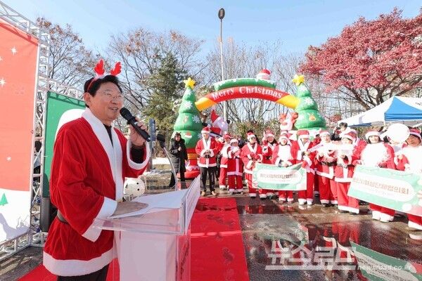 이상일 시장이 '제6회 시크릿산타' 행사에 참석해 참가자들을 격려하고 있다./사진=용인시