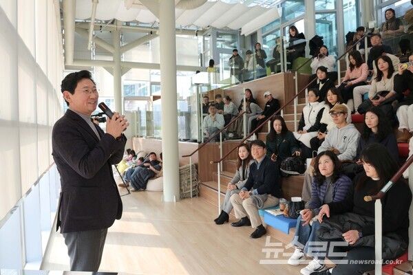 이상일 시장이 7일 SERI PAK with 용인에서 열린 박세리 전 감독의 토크콘서트에 참석해 인사말을 하고 있다./사진=용인시