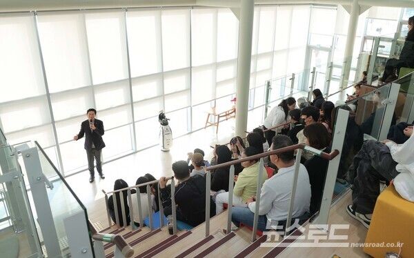 이상일 시장이 7일 SERI PAK with 용인에서 열린 박세리 전 감독의 토크콘서트에 참석해 인사말을 하고 있다./사진=용인시