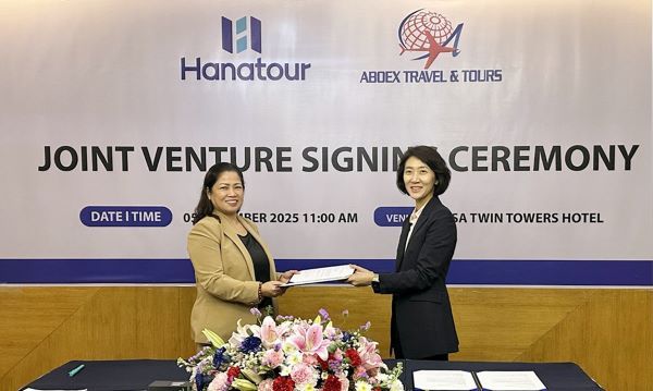 [하나투어 사진자료]지난 5일 필리핀 현지에서 진행된 JV 협약식에서 송미선 하나투어 대표이사(오른쪽)와 카렌 S. 산토스 ABOEX 대표이사가 기념 촬영을 하고 있다.