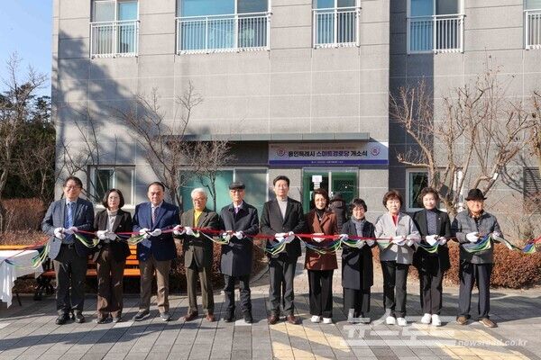 이상일 시장이 9일 ‘스마트 경로당 개소식’에서 테이프 커팅을 하고 있다./사진=용인시