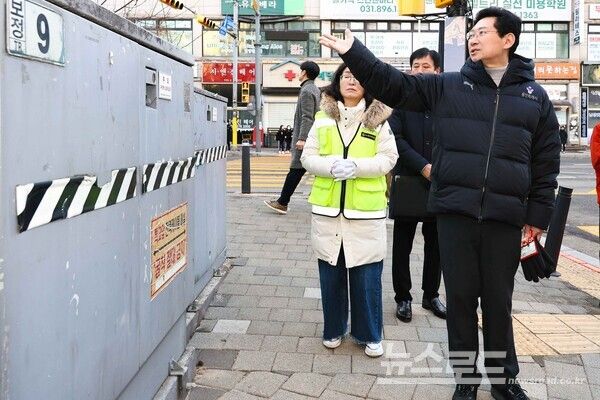대지초에서 이상일 시장이 통학로를 점검하고 있다/사진=용인시