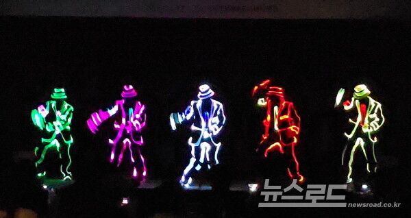 축하공연. '디스이즈잇'의 LED트론댄스. 예술과 디지털 기술이 결합된 공연으로 참가자들로부터 큰 호응을 얻었다. [사진=서진수기자]