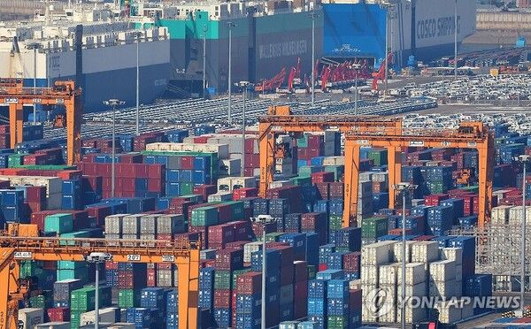 트럼프의 미국중심 관세 폭탄, 한국 대미 수출 충격 예상/연합뉴스