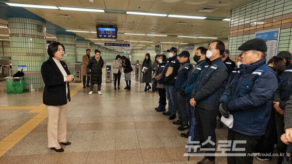 신계용 시장이 안전과 관련한 당부의 말을 전하고 있다./사진=과천시