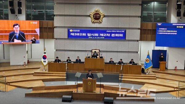 김동연 지사가 도정 업무보고를 하고 있다./사진=뉴스로드 김영식 기자