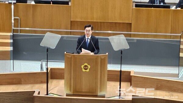 김동연 지사가 12일 제382회 경기도의회 임시회 제2차 본회의에서 도정 업무보고를 하고 있다./사진=뉴스로드 김영식 기자