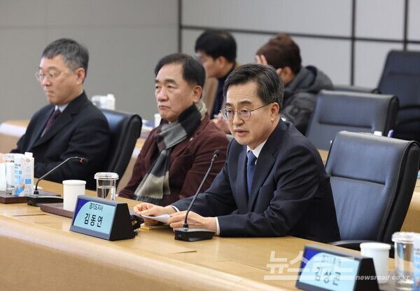 김동연 지사가12일&nbsp; 삼성전자 평택 캠퍼스에서 열린 반도체 산업 분야 현장 간담회에서 인사말을 하고 있다./사진=경기도