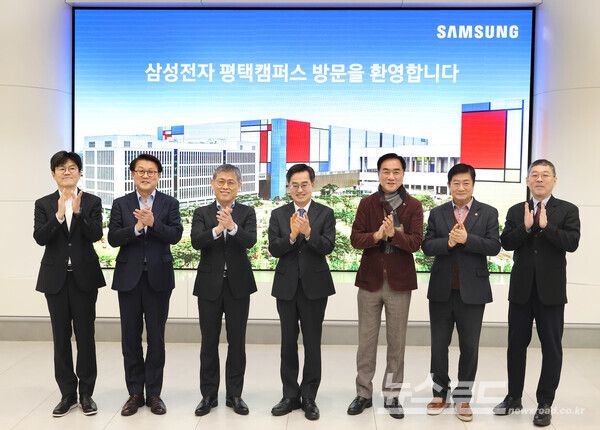 12일 오후 삼성전자 평택 캠퍼스에서 김동연 경기도지사,김용관 삼성전자 사장, 정장선 평택시장 등이 기념촬영을 하고 있다./사진=경기도