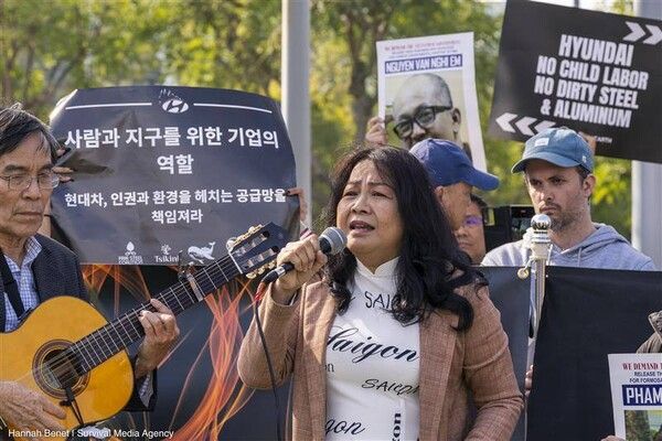 지난 2일(현지시각) 미국 로스앤젤레스(LA)의 현대자동차 사옥 앞에서 현지 환경단체의 활동가들이 현대차의 온실가스 감축과 인권을 고려한 공급망 개선을 요구하는 집회를 벌이고 있다. [사진=마이티어스(Mighty Earth)/기후솔루션]