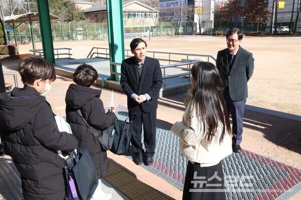 김진수 경기도교육청 제1부교육감이 수원에 위치한 팔달초를 방문해 현황 상황을 점검하고 있다./사진=경기도교육청