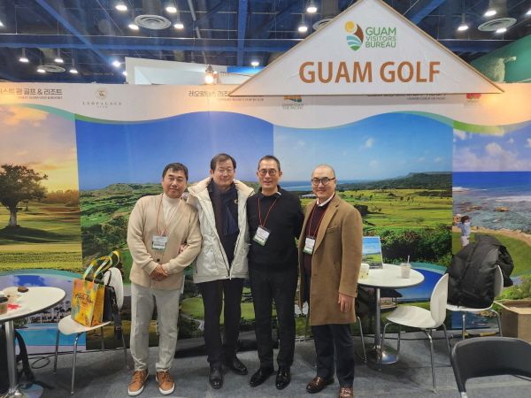 윤말용 더존투어/골프메이트 대표(왼쪽 두번째)와 KGGA 관계자들이 괌 부스 앞에서 포즈를 취하고 있다. [사진=더존투어]