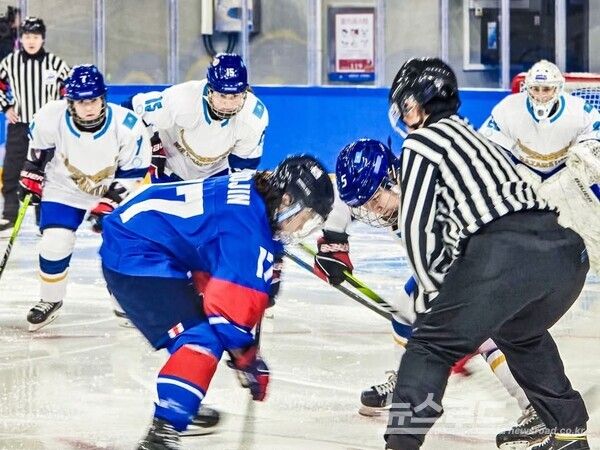 한국 여자 아이스하키 선수들이 14일 '2025 하얼빈 동계 아시안게임'에서 카자흐스탄 선수들과 경기하고 있는 모습./사진=이재준 시장 페이스북