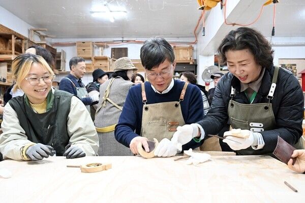 이민근 시장이 사동 복합문화공간 마을 숲에서 목공 장난감 만들기 체험을 하고 있다./사진=이민근 시장 페이스북