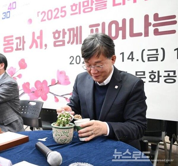 이민근 시장이 문화공간에서 ‘희망 심기,&nbsp;사랑 심기’의 의미로 다육이&nbsp;심기를 체험하고 있다./사진=이민근 시장 페이스북