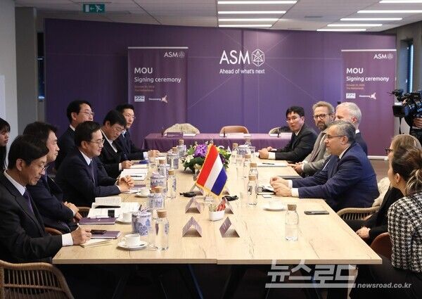 지난해 11월 30일 네덜란드 알메르 ASM 본사에서 진행된 반도체 상생협력 MOU 체결식 [사진=경기도]
