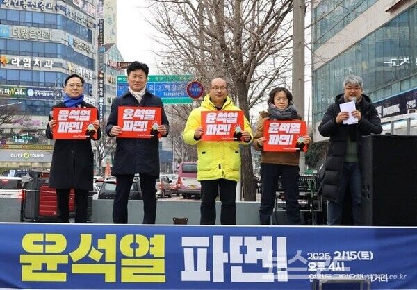 김문수 순천갑 국회의원(맨 왼쪽부터), 이성수 진보당 위원장, 강병택 정의장 위원장, 녹색당 관계자가 인사말을 하기 위해 단상에 올랐다. 사진=조성진 기자