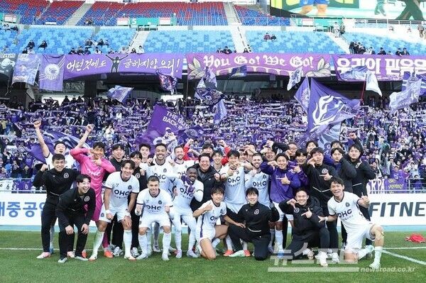 K리그1 원정 첫 경기에서 디펜딩 챔피언 울산을 침몰시킨 안양FC와 최대호 시장이 응원단을 배경으로 첫 승과 첫 득점에 대한 기념촬영을 하고 있다./사진=최대호 시장 페이스북