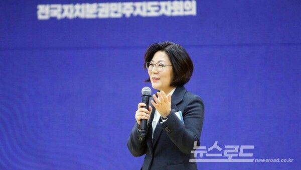 김보라 시장이 전국자치분권민주지도자회의 경기지역 총회에서 6기 경기도 상임대표로 취임하며 포부를 밝히고 있다./사진=김보라 시장 페이스북