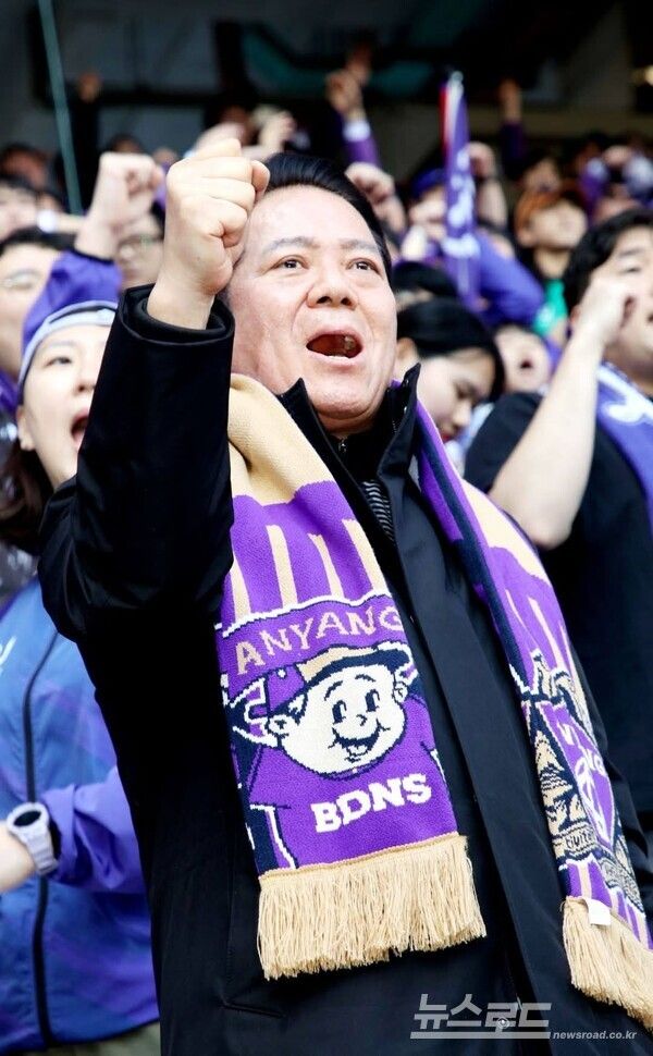 최대호 시장이 안양FC를 응원하고 있다./사진=최대호 시장 페이스북