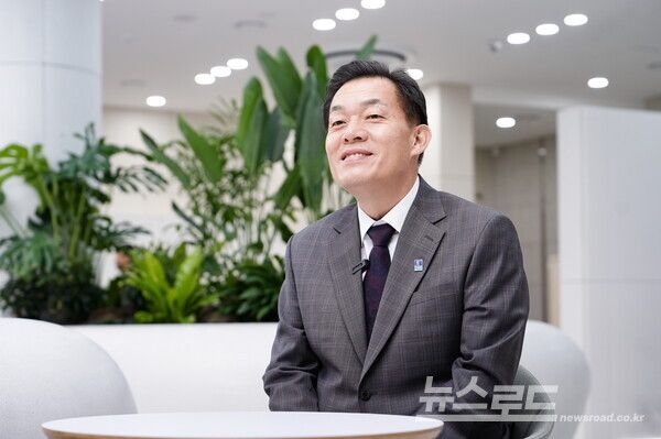 이재준 시장이 새빛민원실에서 인터뷰 하는 모습/사진=수원시