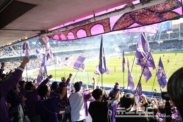 안양FC 응원단이 16일 울산 문수구장에서 열린 하나은행 K리그1 2025 1라운드에서 울산과 원정경기에서 응원하는 모습./사진=최대호 시장 페이스북