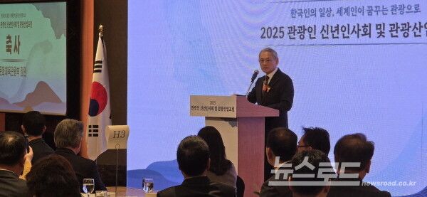 유인촌 문화체육관광부 장관이 관광업계 종사원들을 위해 덕담을 하고 있다. [사진=서진수기자]