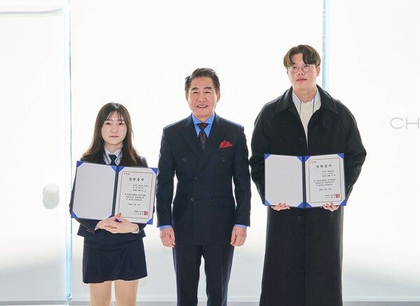 장학생들과 박상원 이사장이 기념촬영을 하고 있다/사진제공=삼천리