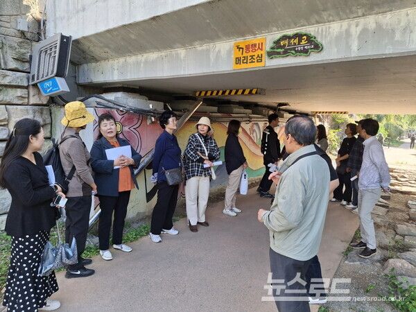 새빛 시설물 자율점검단이 교량 하부 점검을 실시하고 있다.