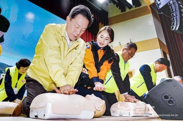 지난&nbsp;2023년&nbsp;4월 이재준 수원시장이 새빛안전지킴이 교육으로 심폐소생술 훈련을 받고 있다.