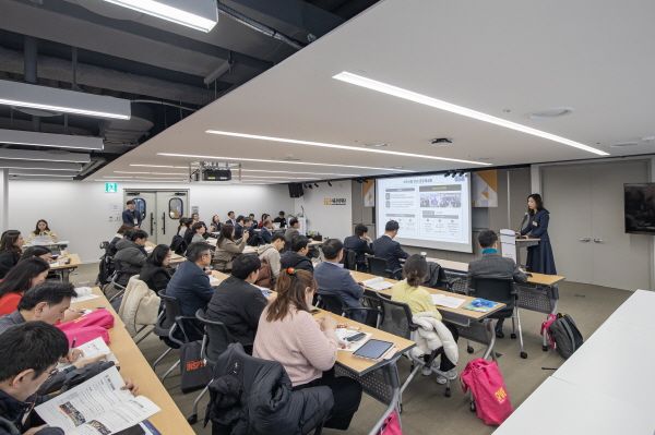 스마트관광팀 이윤화 팀장이 사업을 소개하고 있다. [사진=서울관광재단]