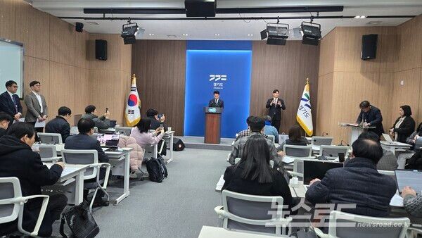 고영인 경제부지사가 '구리시장의 GH 이전과 서울편입을 동시에 추진' 관련 기자회견을 열고 있는 모습/사진=경기도일간기자단&nbsp;