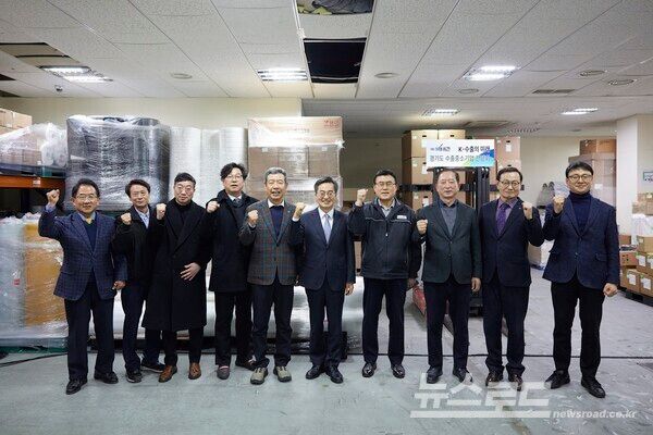 지난 20일 군포 (주)예선테크에서 열린 경기도 수출 중소기업 현장 간담회를 마치고 기념촬영을 하고 있다./사진=경기도