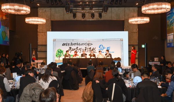 2025 완도 방문의 해 홍보대사가 참석한 가운데 간담회거 진행되고 있다. [사진=완도군]