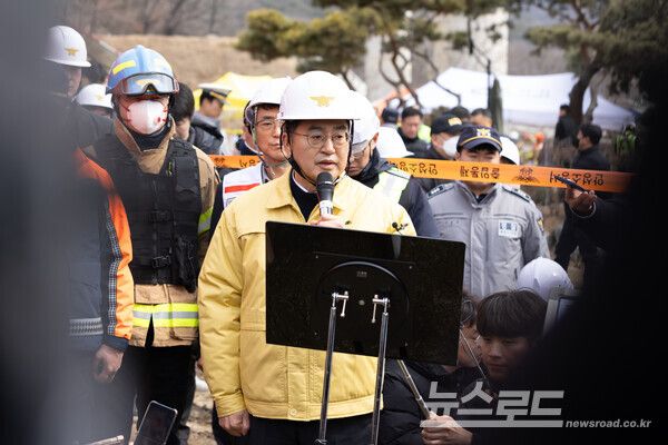 김동연 지사가 사고 현장에서 발언하고 있다./사진=경기도