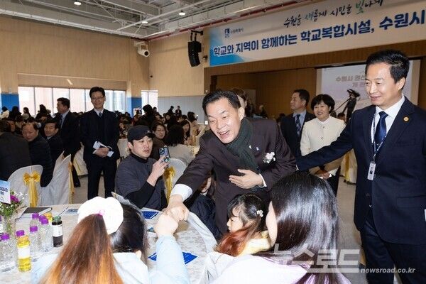 이재준 시장이 '권선배움마루' 개관식에 참석한 아이들과 인사를 나누고 있다./사진=이재준 시장 페이스북