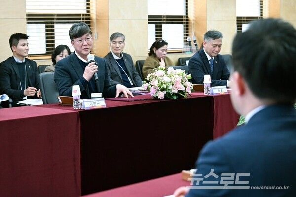 이민근 시장이 25일 3개 산하기관 및 5개 대학교가 참여하는 '안산시 공공시설 개방 및 이용 증진을 위한 협약'에 앞서 회의를 진행하고 있다./사진=이민근 시장 페이스북