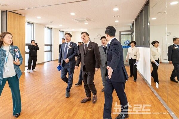 이재준 시장이 시설을 둘러보고 있다./사진=이재준 시장 페이스북