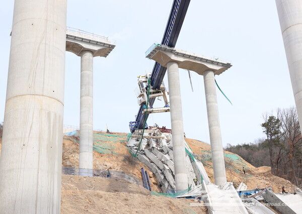 서울세종고속도로 안성구간 교량 붕괴현장 모습/사진=경기도
