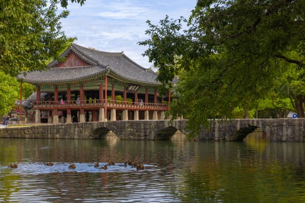 남원. 원앙이 노니는 연못과 어우러진 광한루 풍경 [사진=한국관광공사]