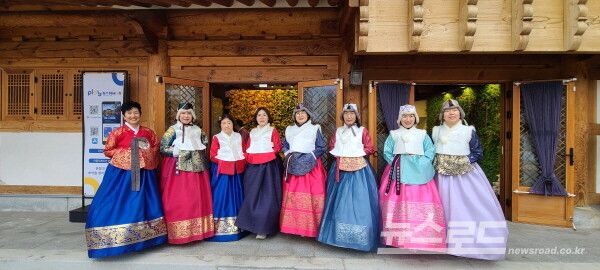 남원 광한루원을 찾은 관광객들이 한복으로 환복한 뒤 기념 사진을 찍고 있다. [사진=서진수기자]