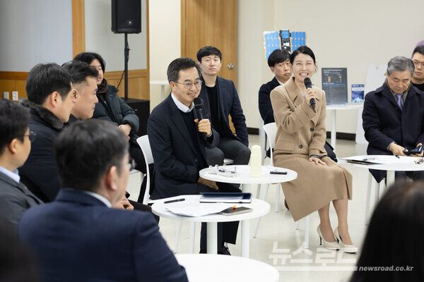 26일 오전 여주 SKB위성센터에서 김동연 경기도지사, 위성 개발 및 활용 스타트업, 민간기업과 전문가 등이 간담회를 하고 있다./사진=경기도