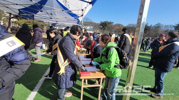 의왕시 주민자치위원협의회가 두발로데이에서 '위례~과천선 의왕역 연장' 추진을 위한 서명운동을 하고 있다./사진=의왕시