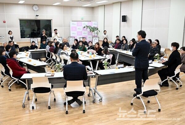 이민근 시장이 '동행'프로그램에 참석한 시민들에게 인사말을 하고 있다./사진=이민근 시장 페이스북