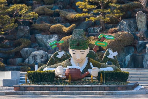 산청_동의보감촌 입구에 있는 동의폭포 광장 [사진=한국관광공사]