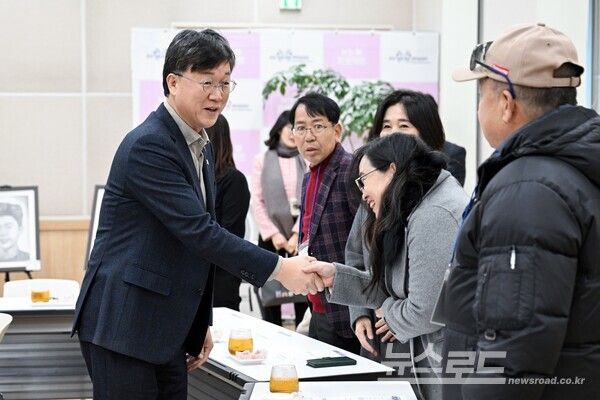 이민근 시장이 '동행'에 참석한 시민들과 악수를 나누고 있다./사진=이민근 시장 페이스북