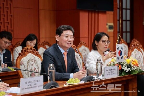 이상일 용인특례시장과 시 대표단은 26일(현지시각) 오전 베트남 꽝남성청에서 레반중(Lê Ván Dũng) 꽝남성 인민위원회 위원장(꽝남성장) 등 꽝남성 고위 관계자들과 간담회를 갖고 양 도시의 교류협력 방안을 논의했다./사진=용인시