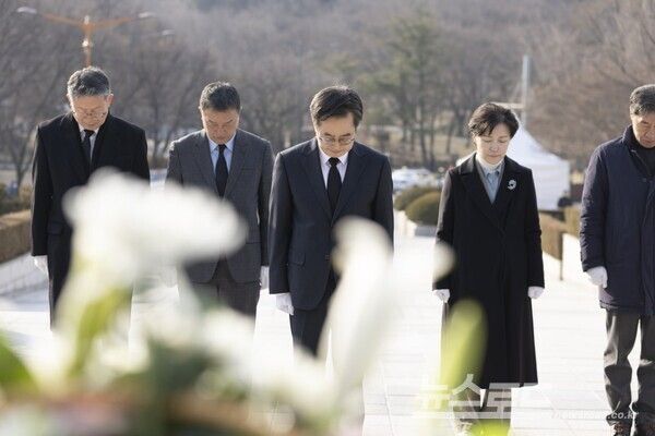 김동연 지사가2·28민주의거기념탑에서 참배하고 있다./사진=경기도