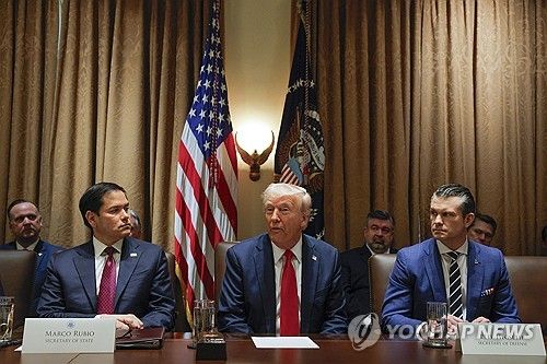 첫 각료회의서 발언하는 트럼프/연합뉴스