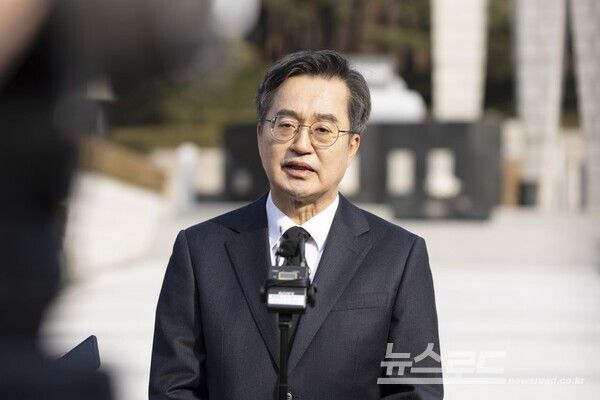 김동연 지사가 27일 대구 2·28민주의거기념탑 참배 후 기자 인터뷰를 하고 있다./사진=경기도